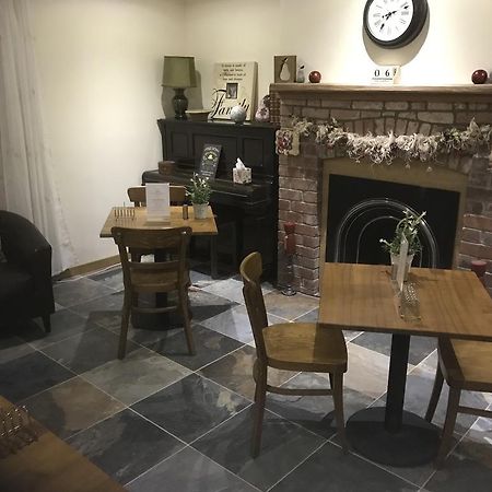 Deri-Down Guest House Abergavenny Bagian luar foto